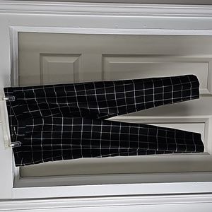 Amanda & Chelsea black patterned crop pant